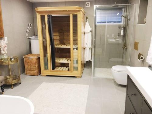 W łazience znajduje się prysznic, toaleta i umywalka. w obiekcie Beautiful apartment with bathtub, sauna and gym w Ålesund