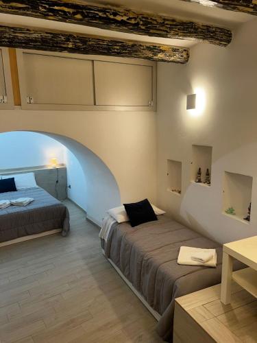 ein Schlafzimmer mit zwei Betten in einem Zimmer in der Unterkunft L Antico Soffitto Tropea in Tropea