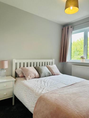 um quarto com uma cama grande e uma janela em Townhouse in Derby em Derby