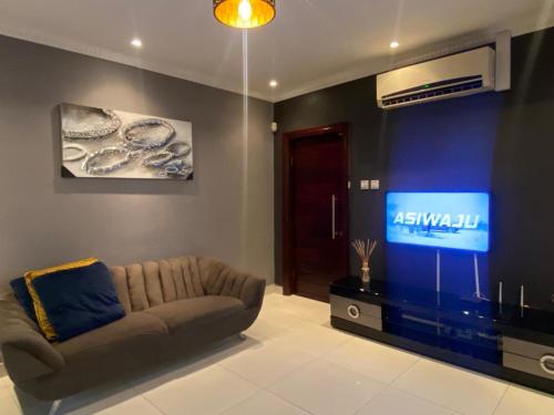 TV at/o entertainment center sa Olive Exclusive