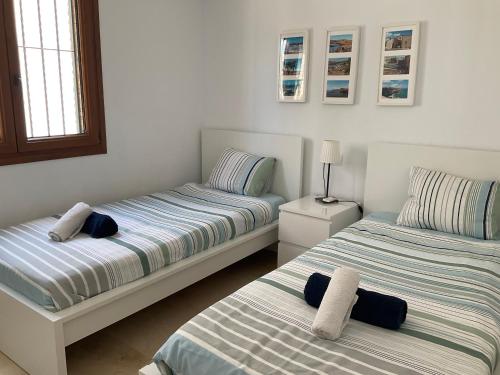 Posteľ alebo postele v izbe v ubytovaní Gound Floor Bungalow Jumilla III Playa Flamenca
