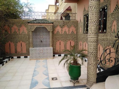 a courtyard of a house with a potted plant at Villa Eden in Ouarzazate