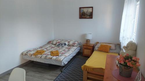 niewielka sypialnia z łóżkiem i stołem w obiekcie Dom w dolinie w mieście Zagórz