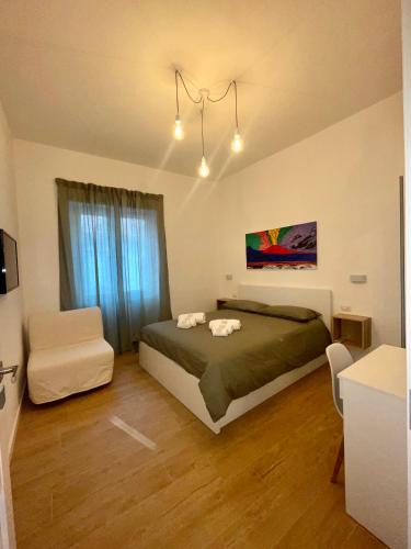 ein Schlafzimmer mit einem Bett und einem Stuhl darin in der Unterkunft La casa di Toto smart in Neapel
