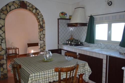 スコペッロにあるVilla Cactusのテーブル付きのキッチン、テーブル付きのキッチン、キッチンが備わります。
