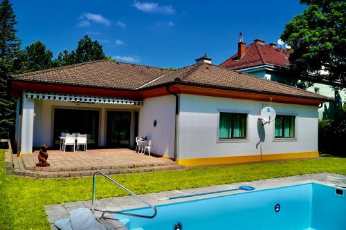 a house with a swimming pool in the yard at Schönbrunn Villa ZM in Vienna
