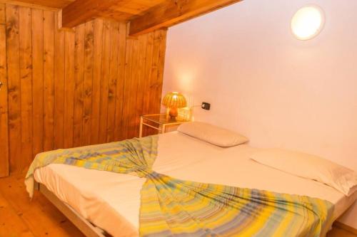 1 dormitorio con 1 cama y 1 mesa con lámpara en Nº87 Confortável T2 Porto antigo, en Santa Maria