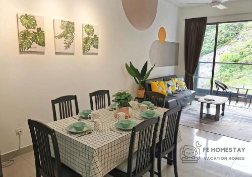 Гостиная зона в FE Cozy Cameron Homestay Family 8 pax 3BR Palas Horizon Brinchang 金马伦民宿 8人3房