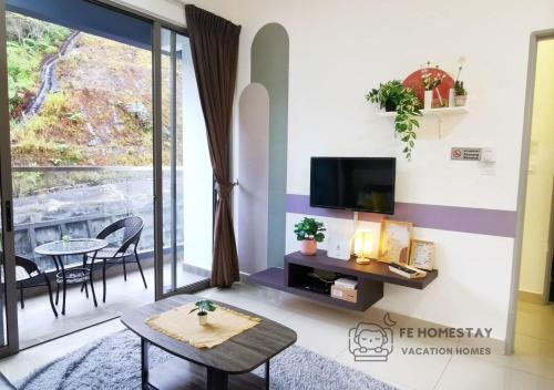 ein Wohnzimmer mit einem TV und einem Tisch in der Unterkunft FE Cozy Cameron Homestay Family 8 pax 3BR Palas Horizon Brinchang 金马伦民宿 8人3房 in Brinchang