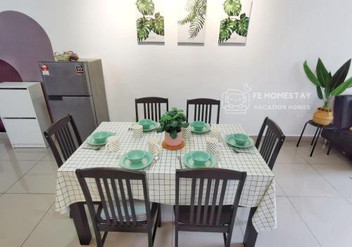 Кухня или мини-кухня в FE Cozy Cameron Homestay Family 8 pax 3BR Palas Horizon Brinchang 金马伦民宿 8人3房
