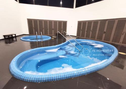 a large blue hot tub in a room at FE Cozy Cameron Homestay Family 8 pax 3BR Palas Horizon Brinchang 金马伦民宿 8人3房 in Brinchang