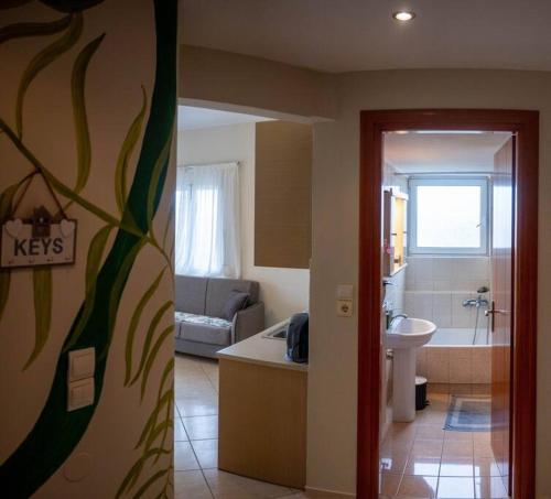 um quarto com casa de banho com banheira e lavatório em Πράσινη πινελιά διαμέρισμα em Kissamos