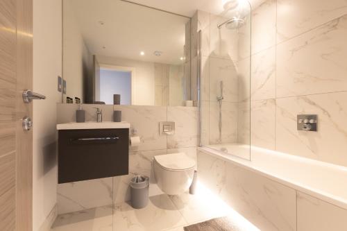 uma casa de banho com um WC, um lavatório e um chuveiro em Apartment Forty Staines Upon Thames - Free Parking - Heathrow - Thorpe Park em Staines