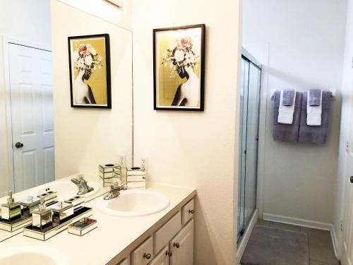 uma casa de banho com um lavatório e um espelho em Windsor Hills Resort - Enchanted Crystal Castle em Orlando