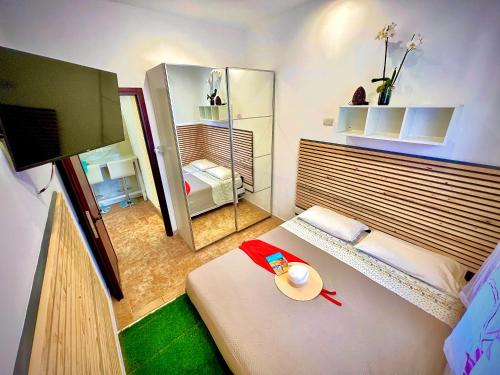 een kleine kamer met een bed en een spiegel bij Villa Latino in Vieste