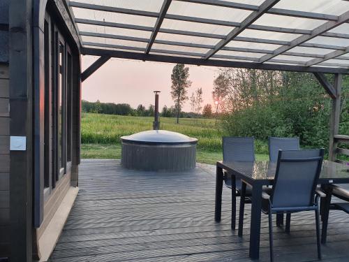 Gallery image of Purenes - Barrel shaped pod with hot tube in Sliseri