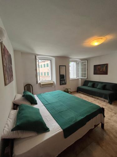 um quarto com uma cama grande e um sofá em Old Town Apartment em Herceg Novi