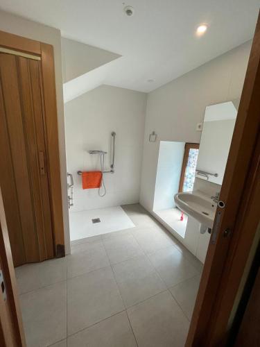 a bathroom with a sink and a toilet at El horno Albergue Manzanos in Manzanos