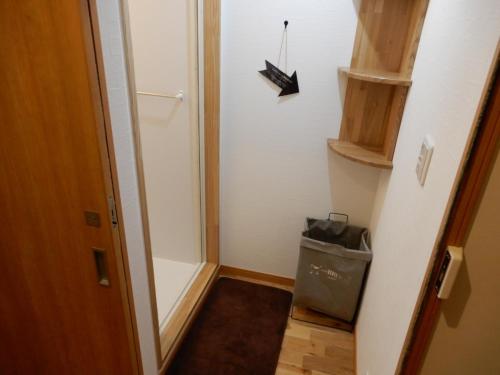 un petit couloir avec une porte et une poubelle dans l'établissement Tottori Guest House Miraie BASE - Vacation STAY 41214v, à Tottori