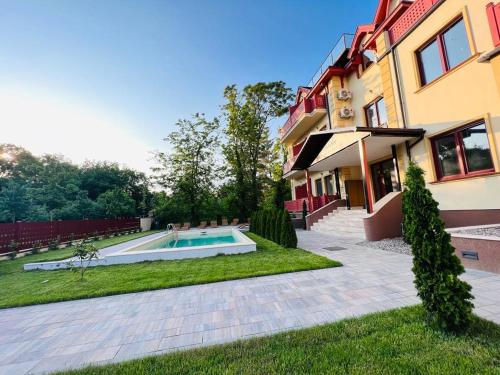 dom z basenem na dziedzińcu w obiekcie Diamond w mieście Palić