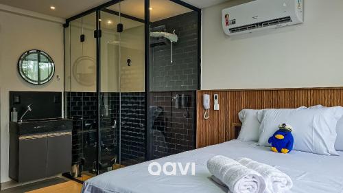 ein Schlafzimmer mit Dusche und ein Bett mit Handtüchern in der Unterkunft Qavi - Flat completo no Bessa #GetOne314 in João Pessoa