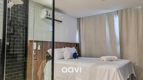 ein Schlafzimmer mit einem Bett und einem Handtuch darauf in der Unterkunft Qavi - Flat completo no Bessa #GetOne314 in João Pessoa