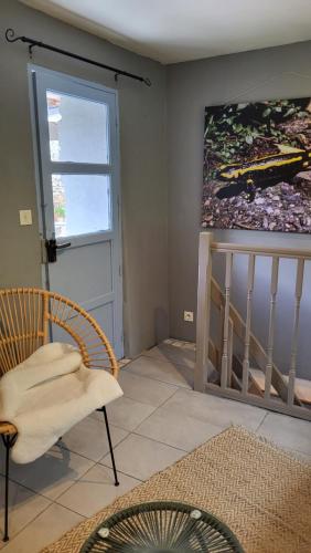 a room with a crib and a painting on the wall at Gîtes chez Daniel "Cevennes 3" in Mars
