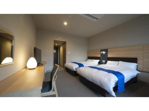 Cette chambre comprend deux lits et un bureau avec un ordinateur. dans l'établissement Hotel Sekisuien - Vacation STAY 44681v, à Gujō