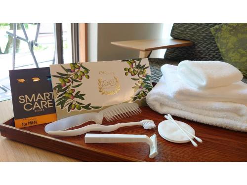 une table en bois avec une boîte, une brosse à dents et un peigne dans l'établissement Hotel Sekisuien - Vacation STAY 44681v, à Gujō
