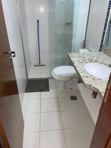 a bathroom with a toilet and a sink at Veredas do Rio Quente Hotel Flat novo in Rio Quente