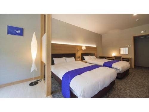 a hotel room with two beds in a room at Hotel Sekisuien - Vacation STAY 44687v in Gujo