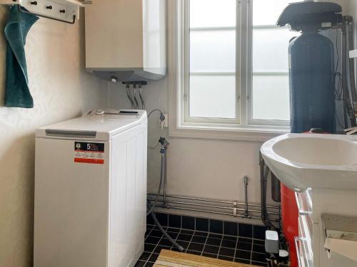 eine kleine Küche mit Spüle und Kühlschrank in der Unterkunft Holiday home ULRICEHAMN VII in Ulricehamn