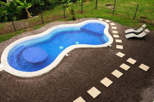 una piscina en medio de un patio en Villa Pampa, en Sainte-Anne