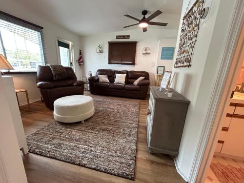 Gallery image of Paradise Place Play MsPacMan, PingPong, or go 4miles to Beaches, House has a Car Port, Grill, 3 TV's, board games, queen size sofa sleeper and fold out mattress to sleep up to 10, Pet Friendly in Largo