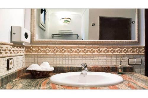 a bathroom with a sink and a mirror at Casa El Moral in Las Palmas de Gran Canaria
