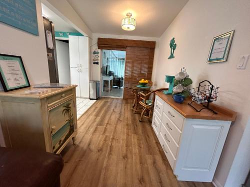 Gallery image of Paradise Place Play MsPacMan, PingPong, or go 4miles to Beaches, House has a Car Port, Grill, 3 TV's, board games, queen size sofa sleeper and fold out mattress to sleep up to 10, Pet Friendly in Largo