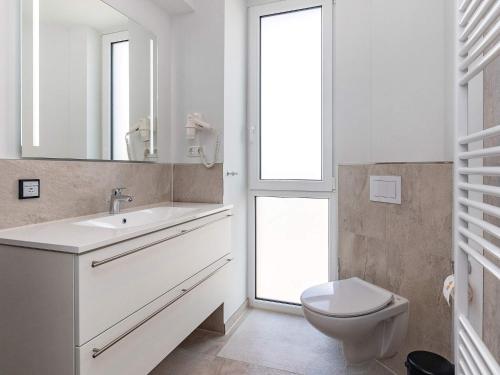 een badkamer met een wastafel en een toilet bij Apartment Wendtorf XXVII in Wendtorf