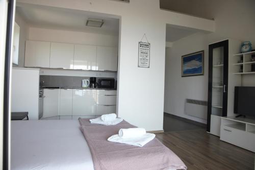 sala de estar con 2 toallas en el suelo en Apartments Sonne 2, en Crikvenica