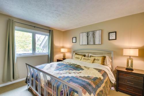 1 dormitorio con cama y ventana en Second-Floor Condo with Community Pool Access! en Lyndhurst