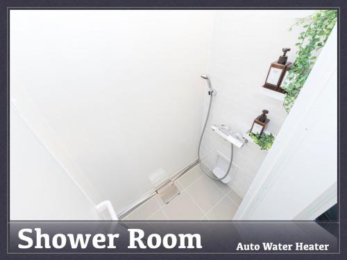 y baño con ducha y aseo. en towanosumika -1 - Vacation STAY 45957v, en Tokio