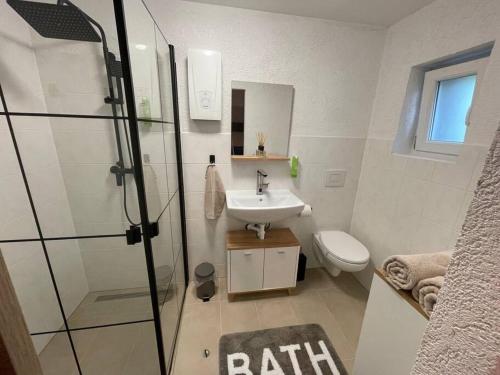 Apartment Mirabelle 3 في Püttlingen: حمام مع دش ومغسلة ومرحاض