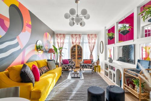 Μια τηλεόραση ή/και κέντρο ψυχαγωγίας στο INSTA worthy Home! *Sleeps 8* - Walker's Point!