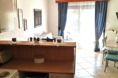 salon z kuchnią ze stołem i kuchnią w obiekcie Nostos House w mieście Nea Anchialos