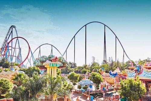 una montaña rusa en un parque temático en Piso delante de la playa La Pineda con 2 habitaciones, en La Pineda