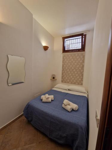 法維尼亞納的住宿－COLORI DEL MARE FAVIGNANA CENTRO，一间卧室配有一张床,上面有两条毛巾