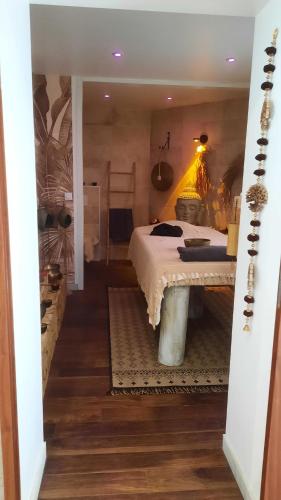 MobilHome de Charlotte - Camping La Falaise 4 étoiles في ناربون بلاج: غرفة نوم بسرير في غرفة