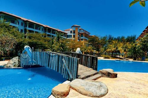 una piscina in un resort con uno scivolo d'acqua di Tiara Desaru by Antlerzone a Bandar Penawar