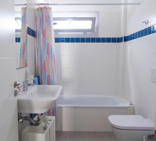 a bathroom with a sink and a tub and a toilet at La casa rosada (The pink house) in Tejina
