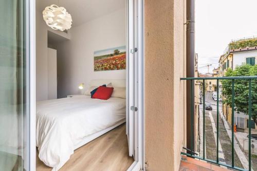 a bedroom with a bed and a balcony at Vicolo Circolo @Castelvecchio in Verona