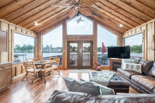 Posezení v ubytování Liams Lodge-Peaceful Cabin Panoramic Lake Views